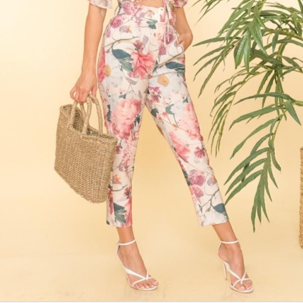NWT A.Peach Women Floral 2 pockets with Belt Pants. SizeS